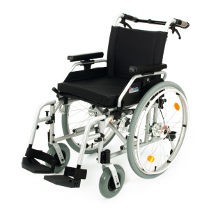 Invalidní vozík s brzdami 108-23